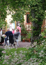 Många sittplatser i trädgården